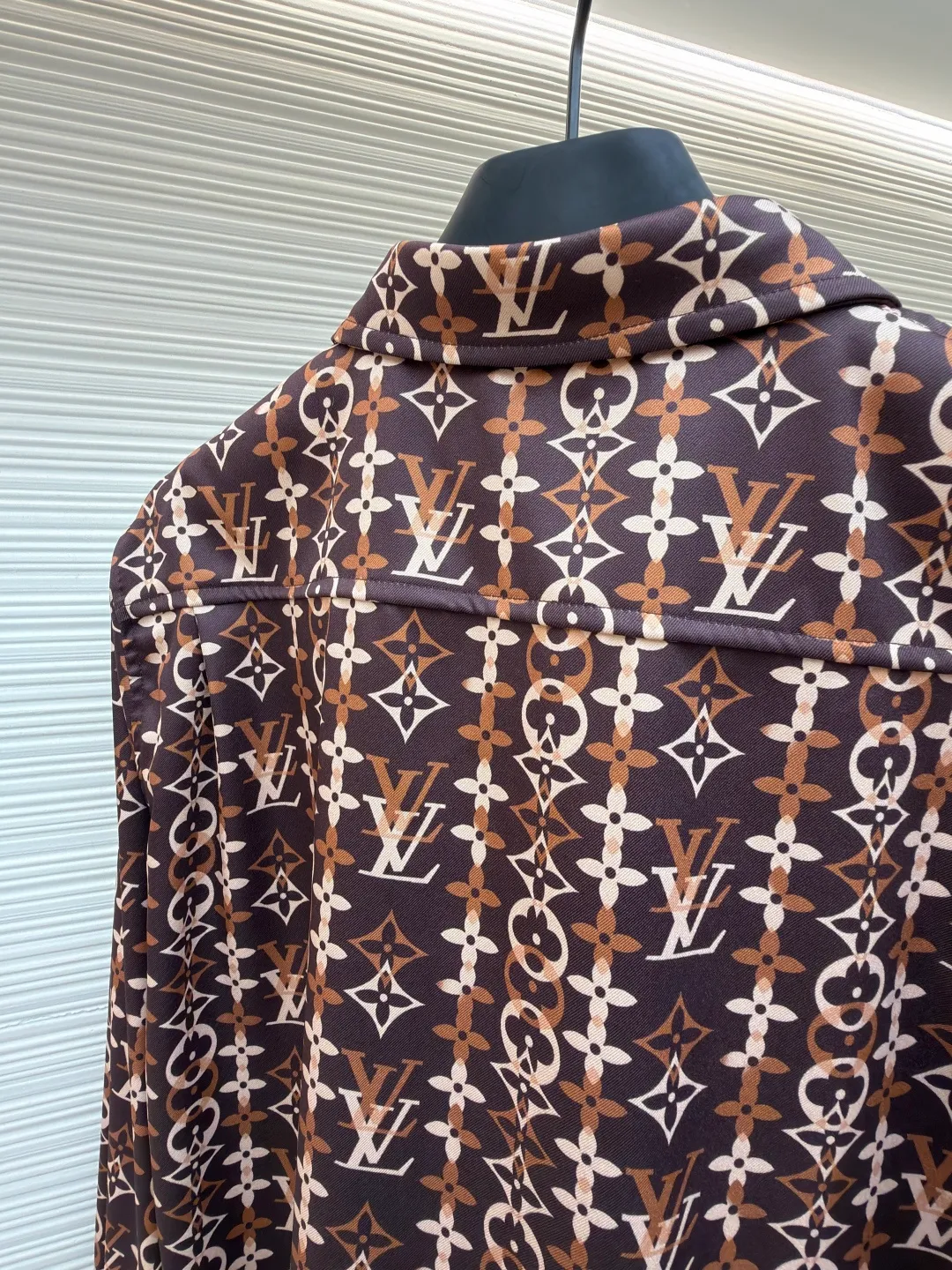 LOUIS VUITTON Overlap pattern printed long-sleeved mulberry silk shirt ●Original version: purchased and developed for 17000 ●Item number: 1682309-A60 ●Fabric: cotton fabric ●Technology: printing production ●Color: pattern ●Version: fitted version ●Weight: about 360 grams ●Size: S-M-L-XL ●Description: This Louis Vuitton all-over printed presbyopic shirt is made of high-count silk blended fabric. It is custom-woven and dyed to ensure the gloss and drape of the fabric while achieving precise coloring of the presbyopic pattern, with a color fastness of level five or above. The pattern printing uses digital direct printing combined with screen overprinting technology to accurately splice classic Monogram elements and geometric plaids. The alignment error of each LV logo and pattern is controlled within 0.5mm. The shirt pieces are laser cut and shaped, with no burrs on the edges and precise dimensions; the placket is made with hand-stitching technology, and the buttons are custom-made metal presbyopia buttons that fit perfectly with the fabric pattern. The double-needle hemming process on the shoulders and side seams improves wearability, and the collar has built-in elastic strips to prevent deformation after long-term wear. The overall stitch length is controlled at 8 stitches per centimeter, and the stitching is even and smooth, perfectly presenting the brand's high-end clothing technology standards. The overall wiring is straight and delicate, the fabric is comfortable and soft, and the color is consistent without color difference. It can be matched with the same style to create a fashionable look and control various occasions. Customized accessories, complete with three standards, same style for men and women!